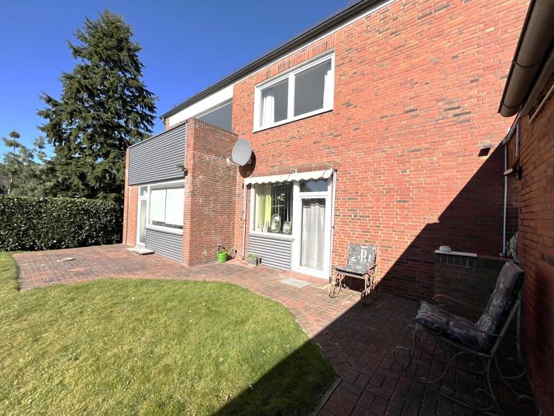 Rückansicht mit Terrasse EG