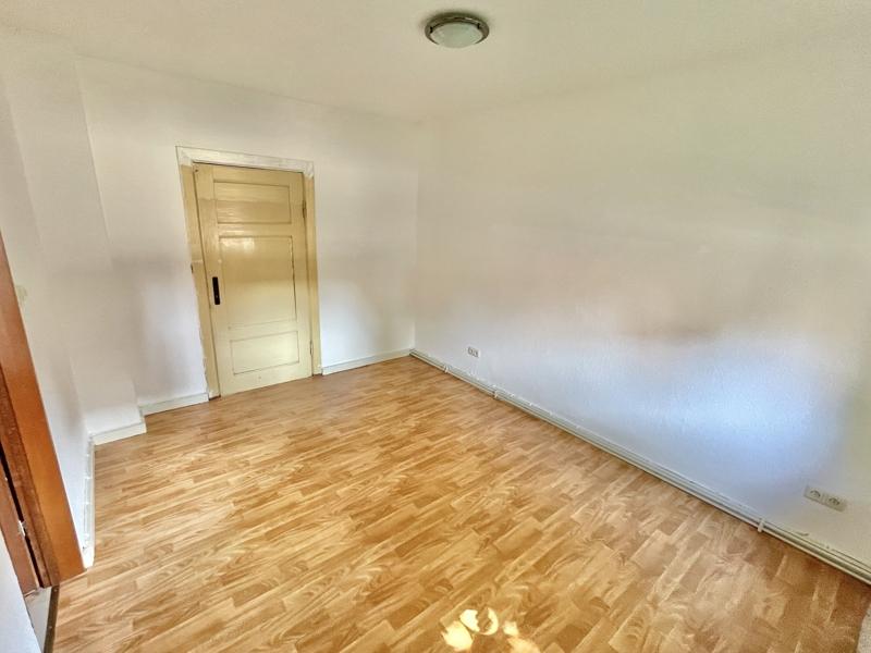 Schlafzimmer mit Tür zum anderen Zimmer hinten