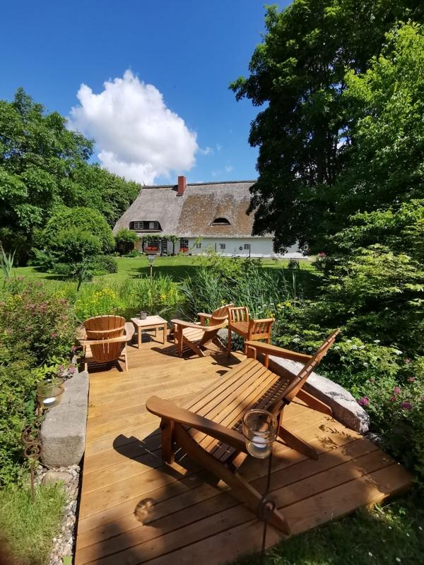 Terrasse am Teich mit Blick aufs Haus