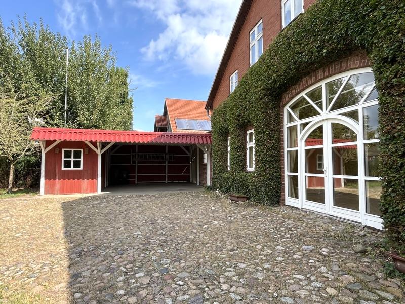 Carport und Seitenansicht Haus