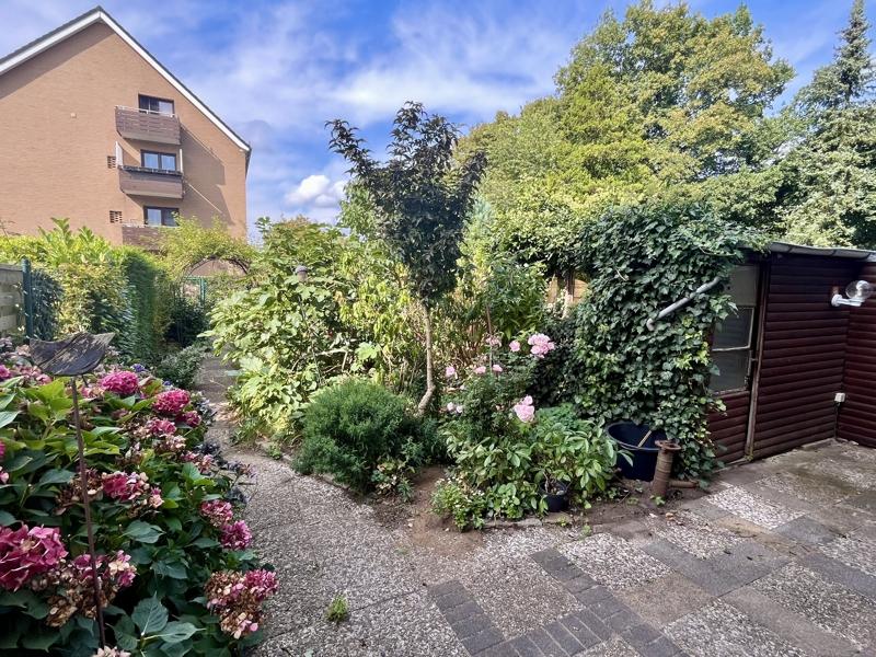 Terrasse mit Blick in den Garten