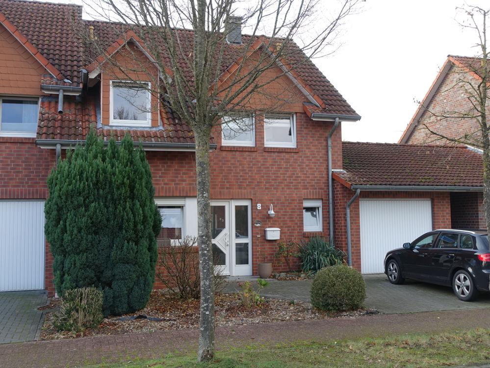 Wohnhaus mit Garage