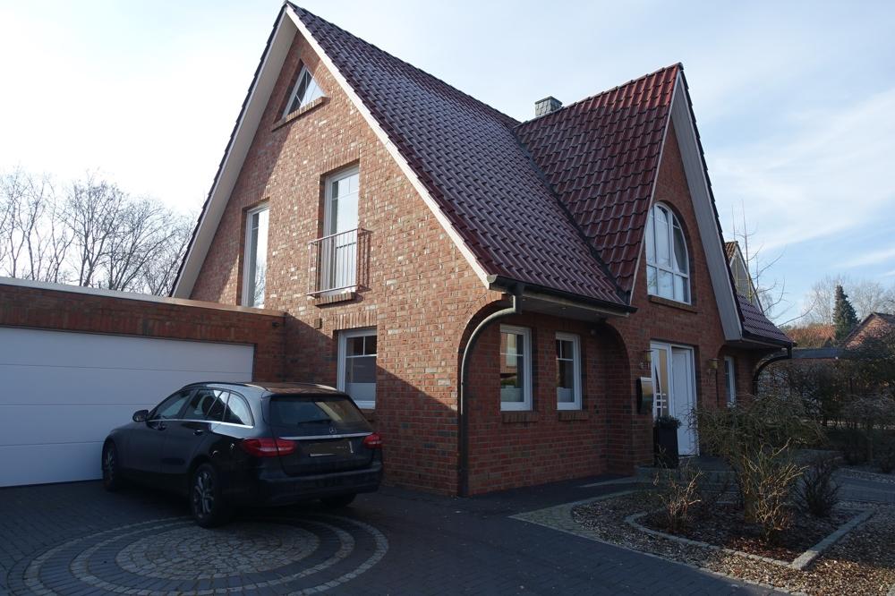 Wohnhaus mit Doppelgarage