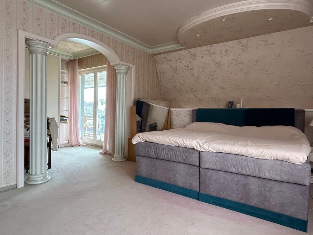 Schlafzimmer mit Ankleide und Balkon
