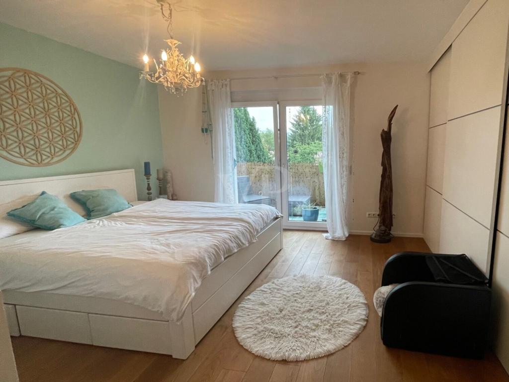 Schlafzimmer mit Einbauschrank und Balkonzugang