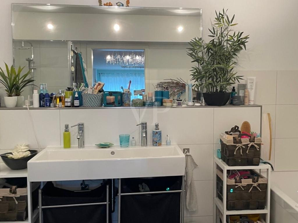 Badezimmer mit Wanne und Dusche