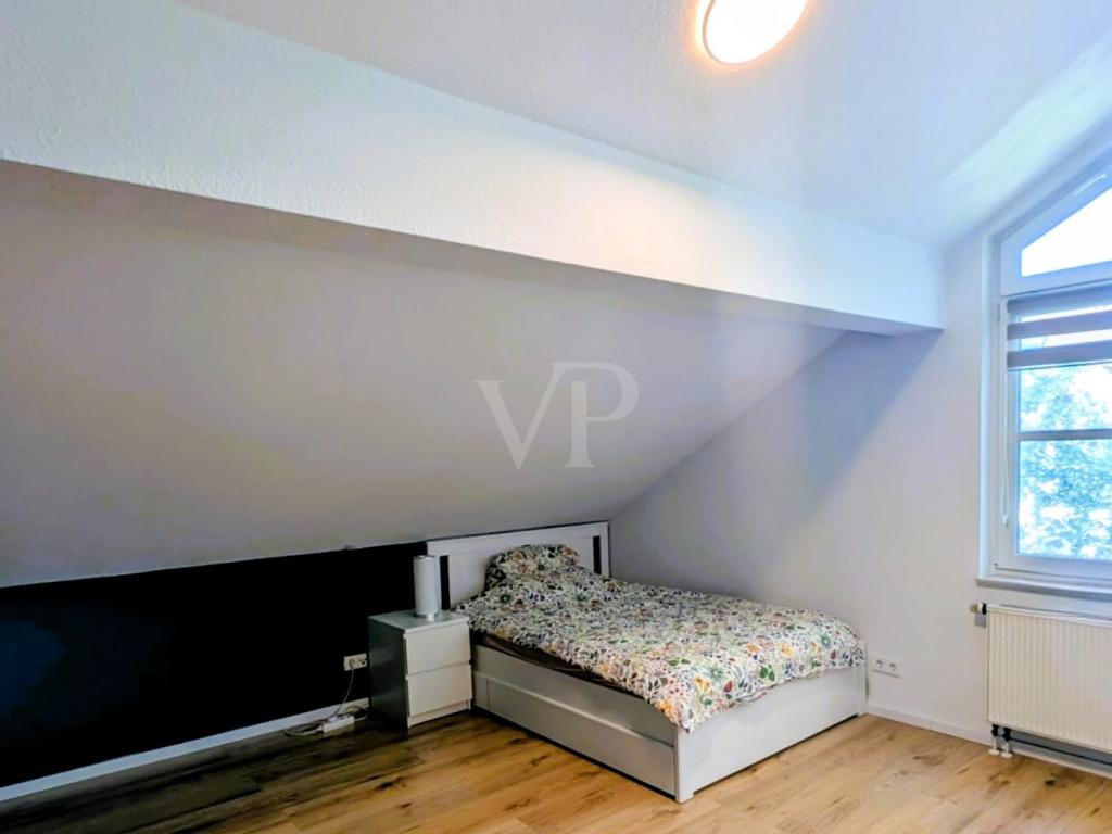 Möblierte Vermietung für maximal 3 Jahre: Maisonettewohnung mit vier 4 Zimmern, Balkon & Stellplatz - Photo 3