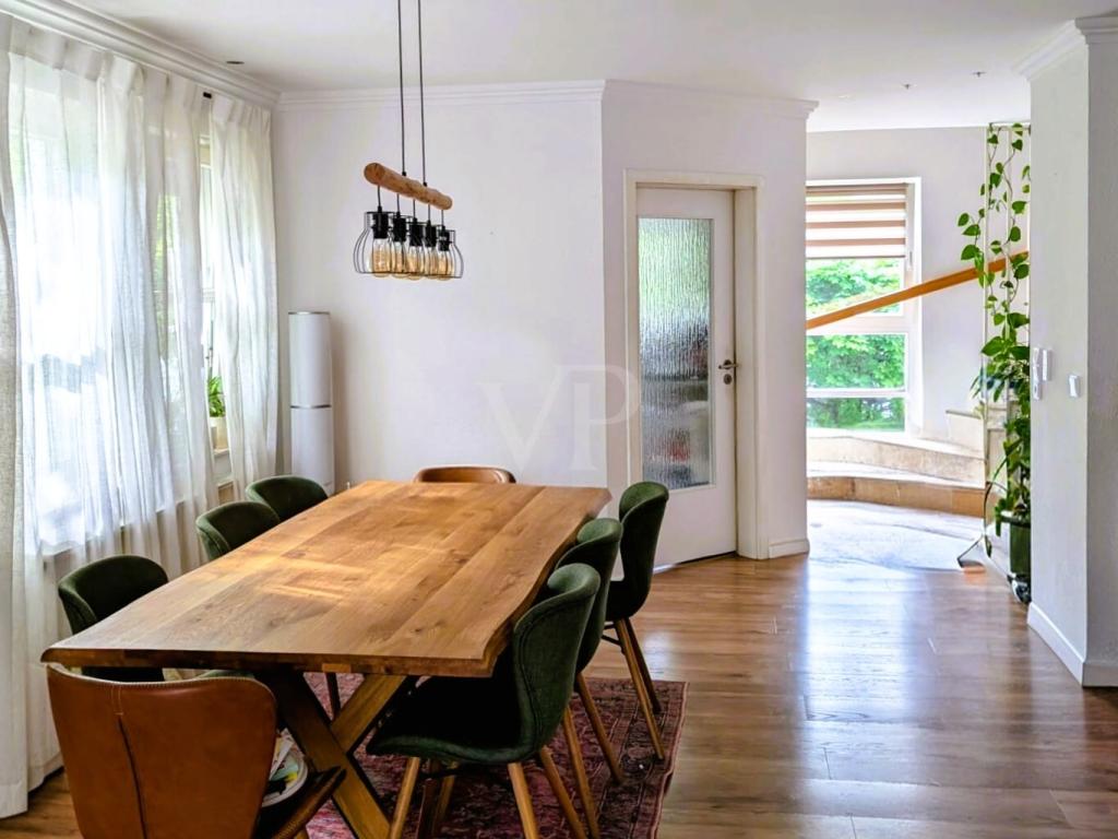 Möblierte Vermietung für maximal 3 Jahre: Maisonettewohnung mit vier 4 Zimmern, Balkon & Stellplatz - Photo 2