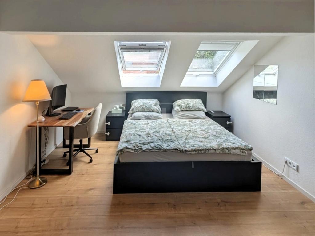 Möblierte Vermietung für maximal 3 Jahre: Maisonettewohnung mit vier 4 Zimmern, Balkon & Stellplatz - Photo 5