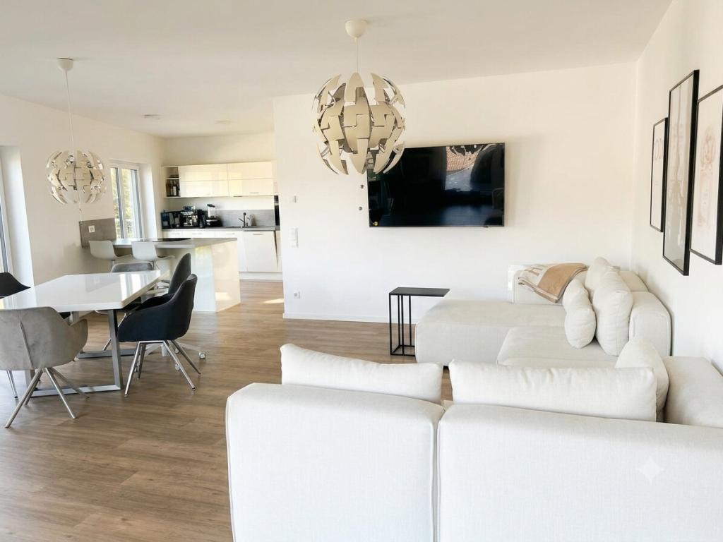 VON POLL- BAD HOMBURG: Moderne zentrale 3,5 Zimmer Penthousewohnung mit Ausblick, Lift und TG-Platz! - Foto 2