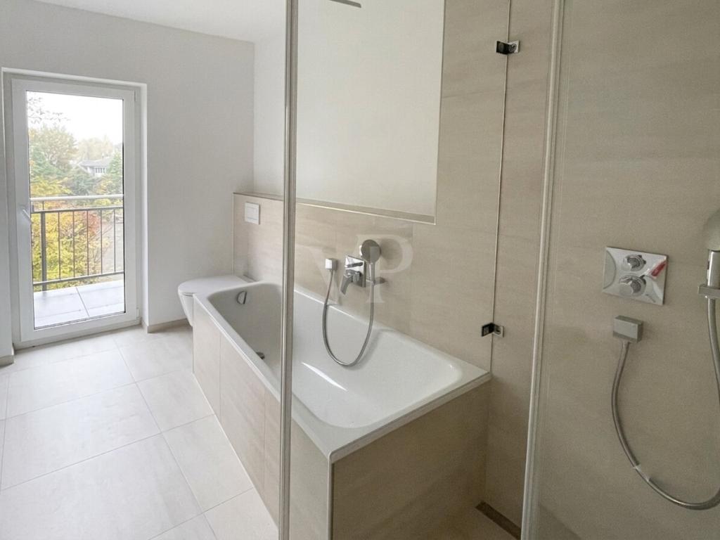 VON POLL- BAD HOMBURG: Moderne zentrale 3,5 Zimmer Penthousewohnung mit Ausblick, Lift und TG-Platz! - Foto 5