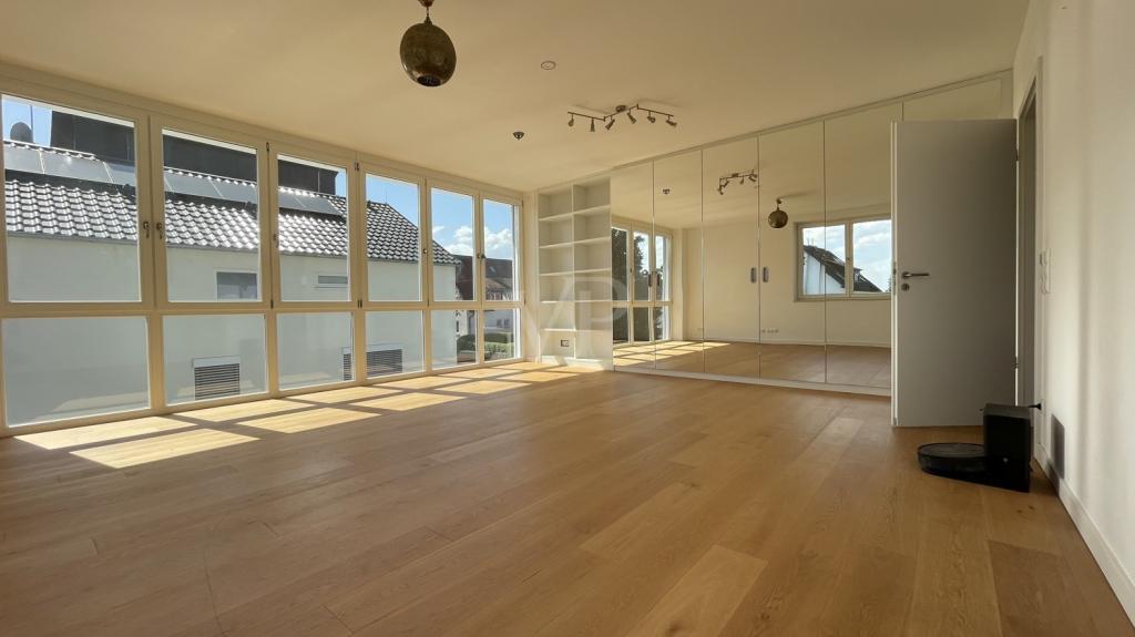 Master-Bedroom mit großem Einbauschrank