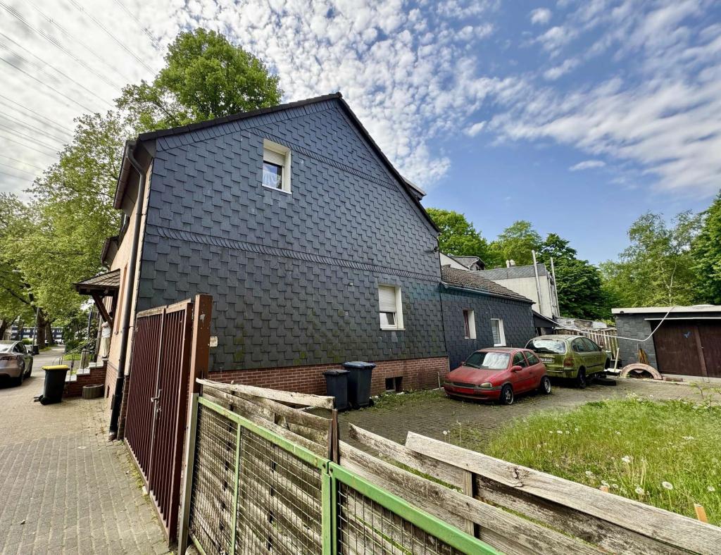 Ansicht rechts mit Hof, Stellplätzen, Garage