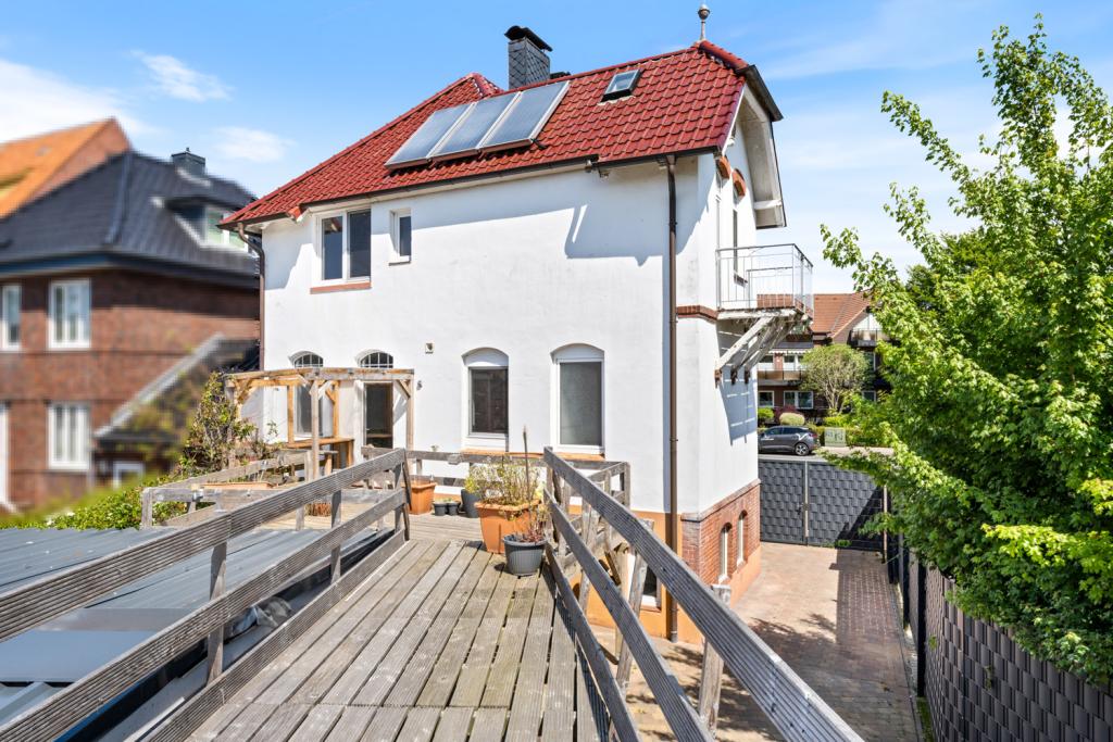 Terrasse mit Blick aufs Haus