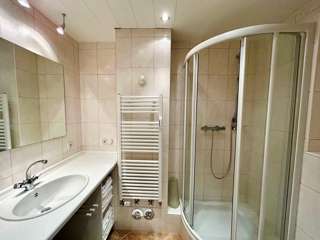 helles Badezimmer mit Wand-WC