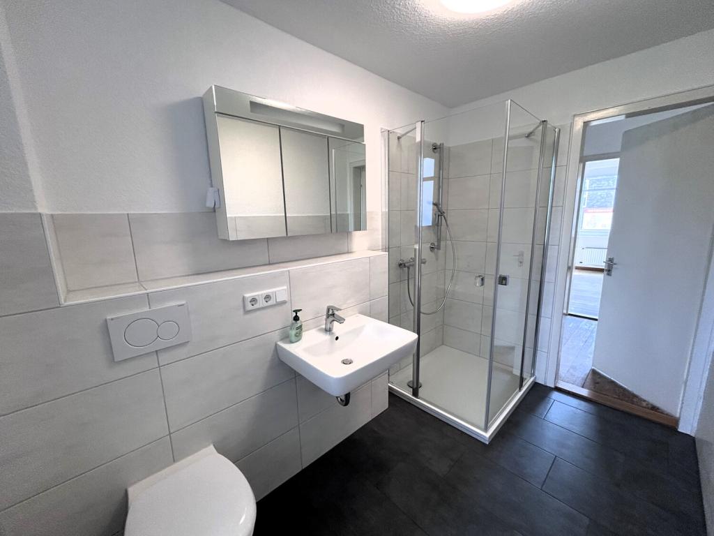 Erstbezug nach Sanierung: Strandnahe 3-Zimmer-Altbauwohnung mit Einbauküche zur Miete - Foto 4