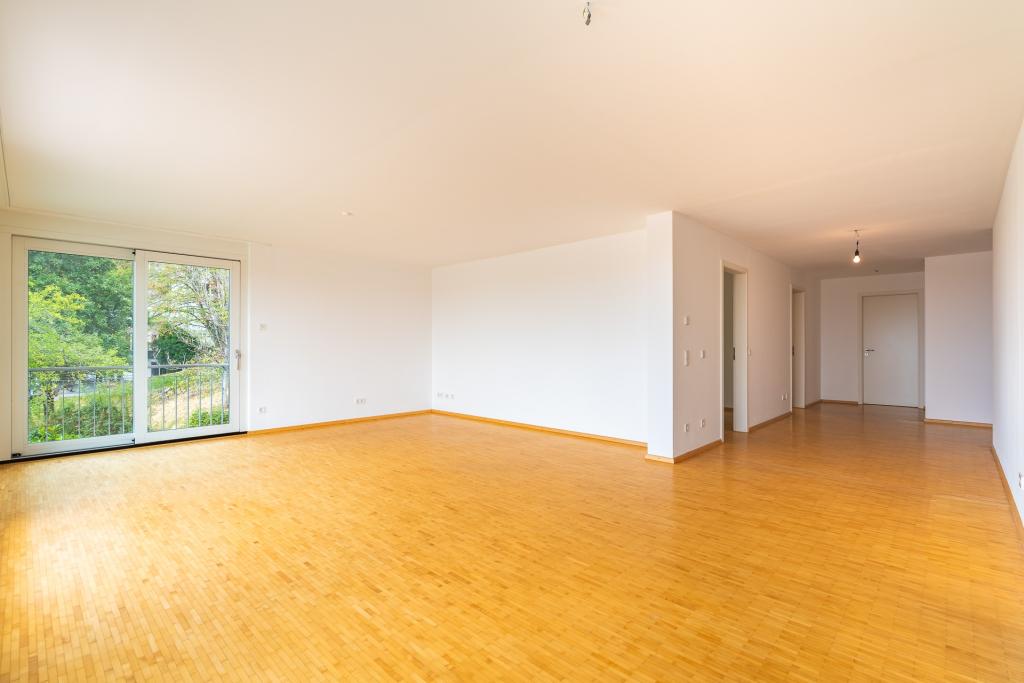 Weitblick & Eleganz: Terrassen-Residenz in Herderns absoluter Bestlage - Photo 1