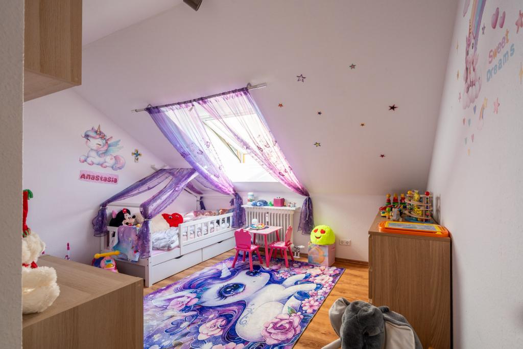 Kinderzimmer mit Dachschräge