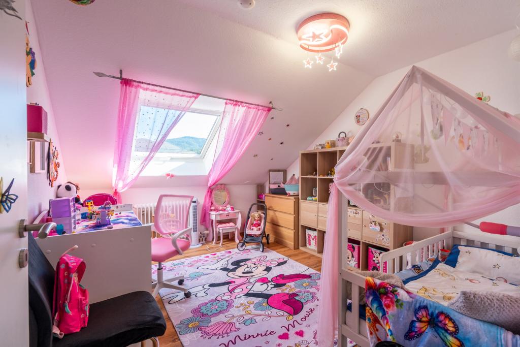 Mädchenzimmer mit Dachschrägenfenster
