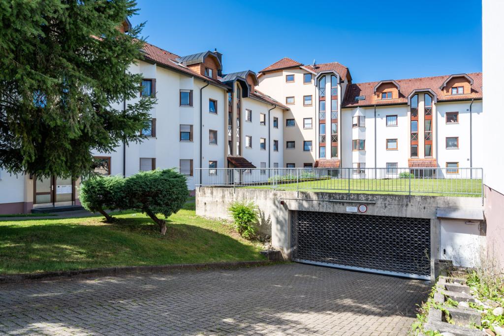 Wohnhaus mit Grünfläche