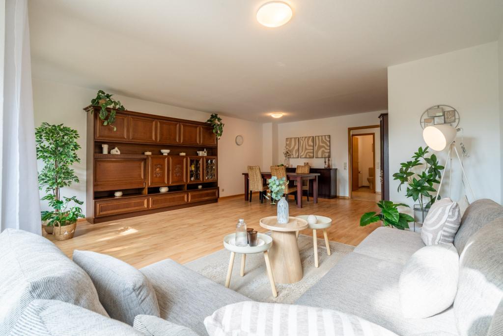 Geräumig helles Wohnzimmer