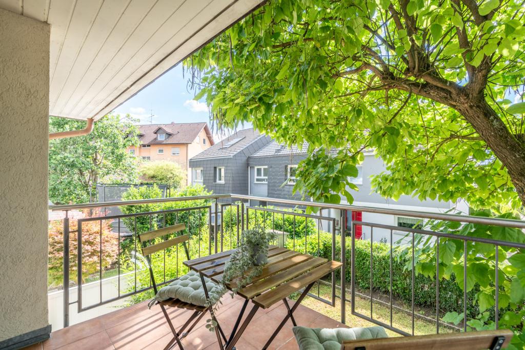 Schattig überdachter Balkon