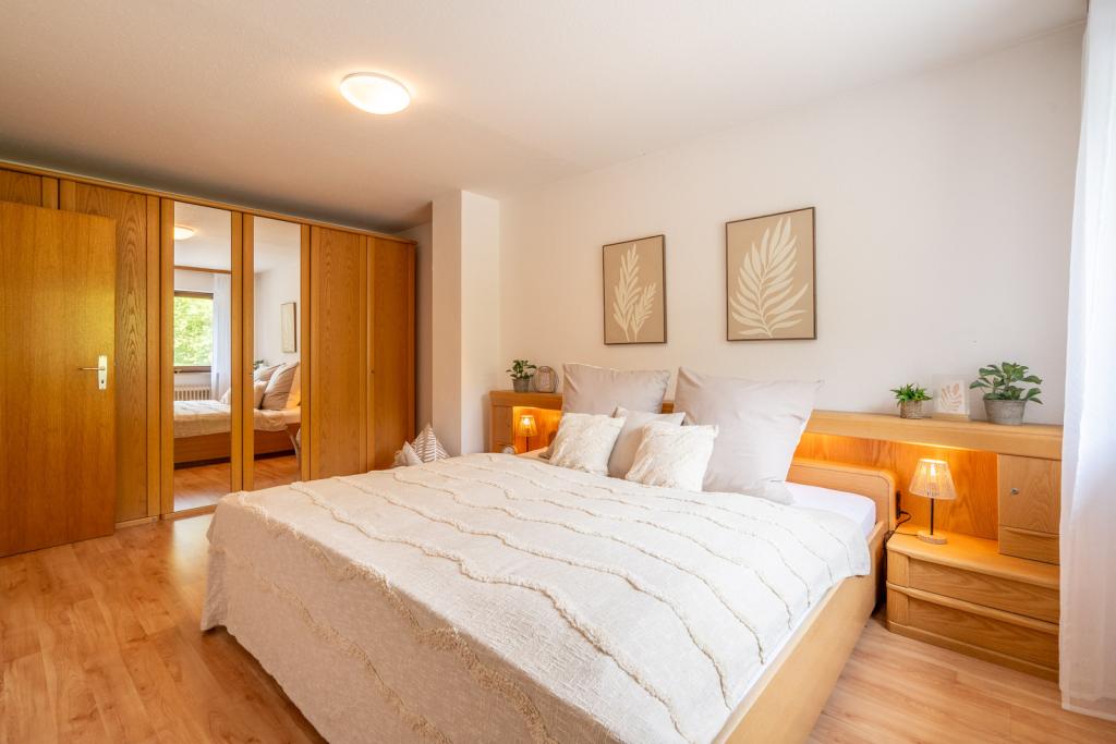 Großes helles Schlafzimmer