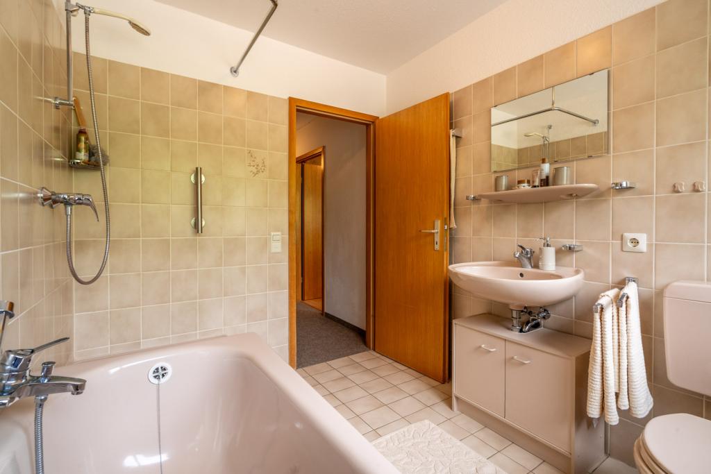 Badezimmer, Wanne & Dusche