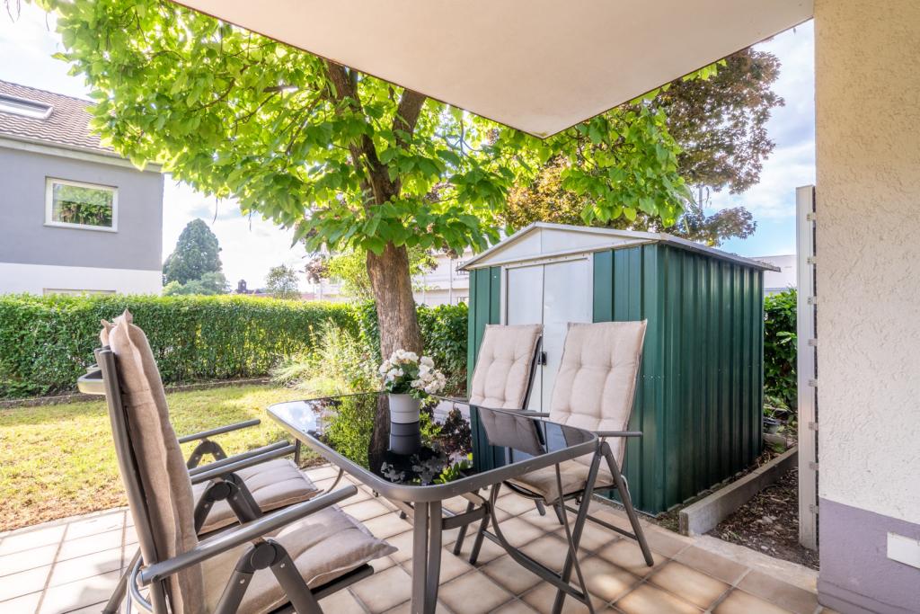 Terrasse mit Loungemöbel-Häuschen