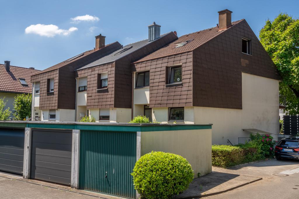 Reihenendhaus mit Stellplätzen
