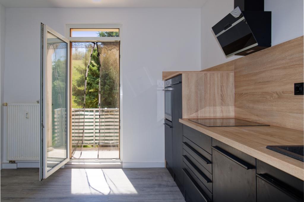 Erstbezug nach Sanierung mit Einbauküche und Südbalkon - Foto 3