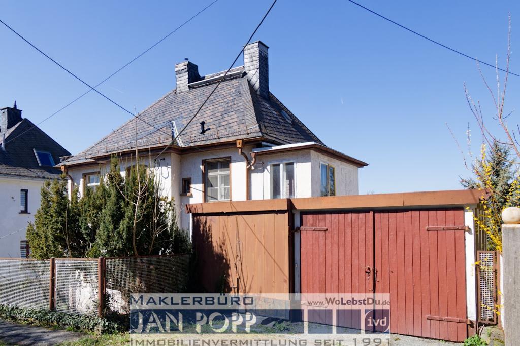 Ansicht mit Garage