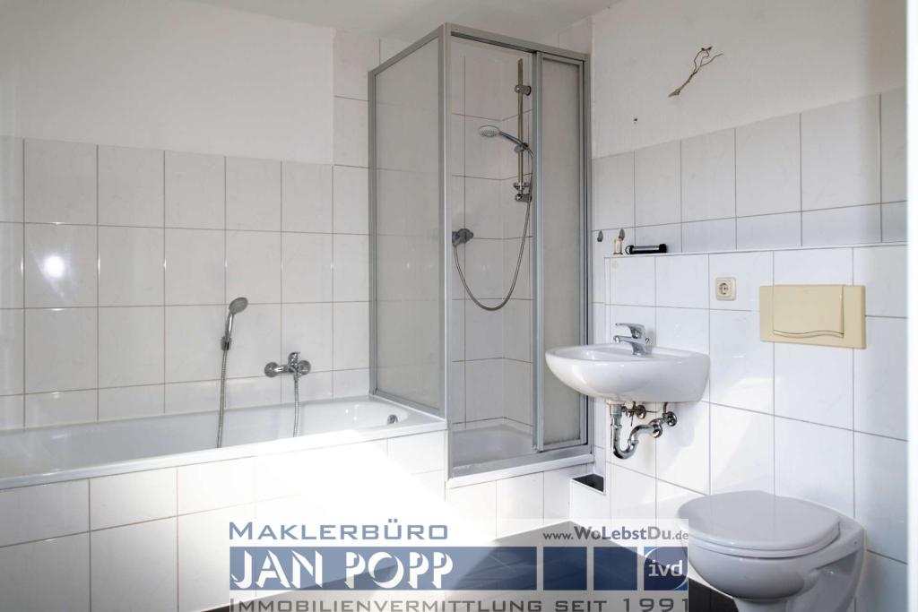 Bad mit Tageslicht, Wanne und Dusche