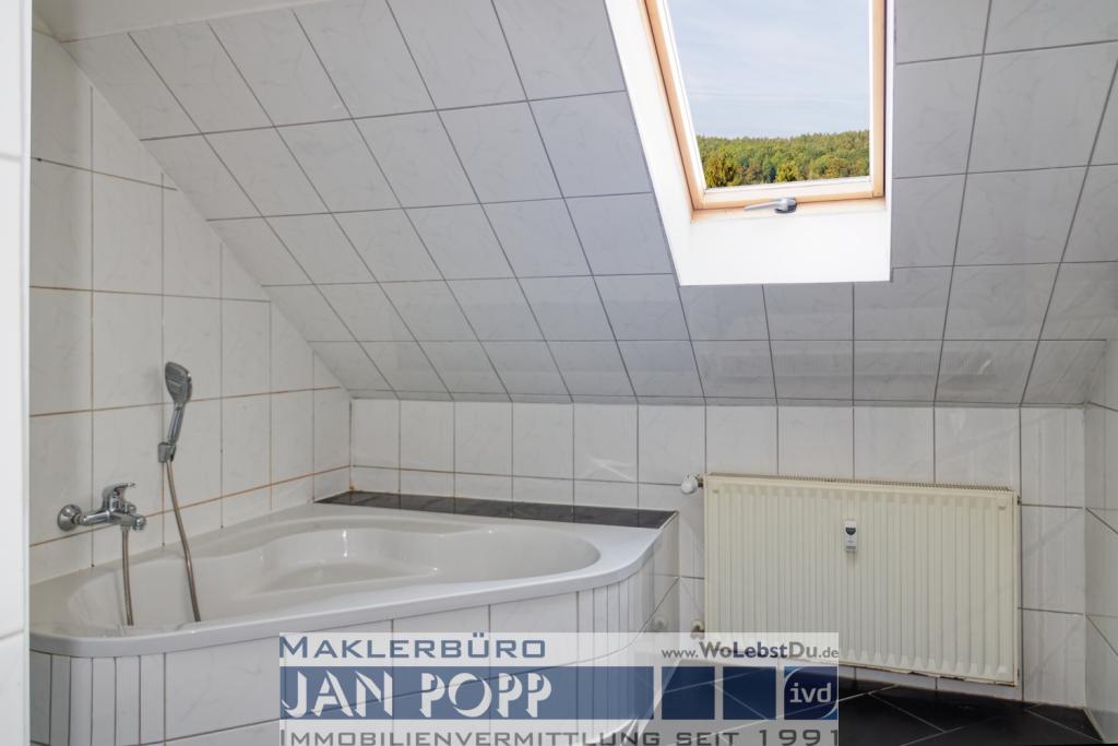 Gemütliche Etagenwohnung mit Dachschrägen, Sichtbalken und offener Küche - EBK möglich - Foto 3