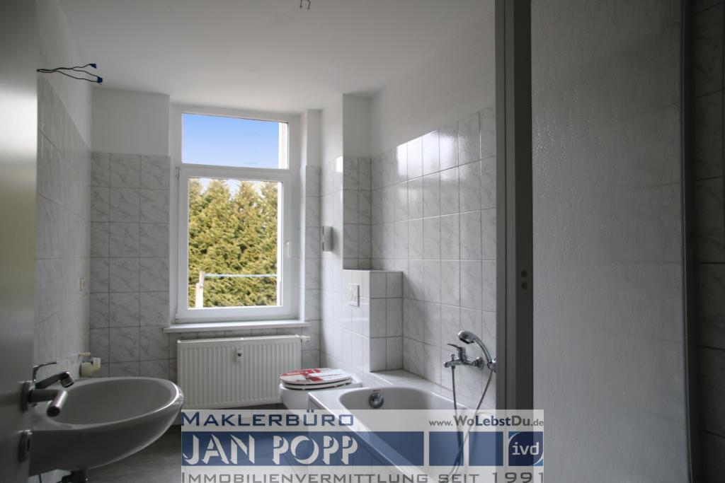 Tageslichtbad mit Wanne und Dusche