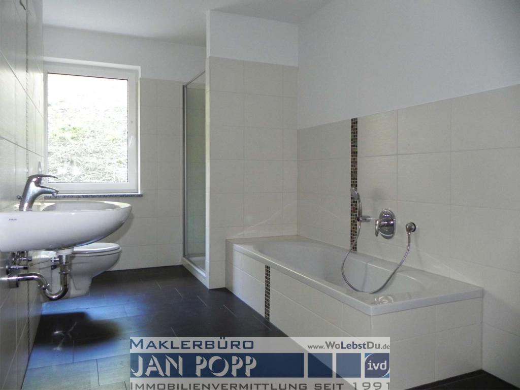 Randlage mit Balkon, Fußbodenheizung und Stellplatz - Foto 5