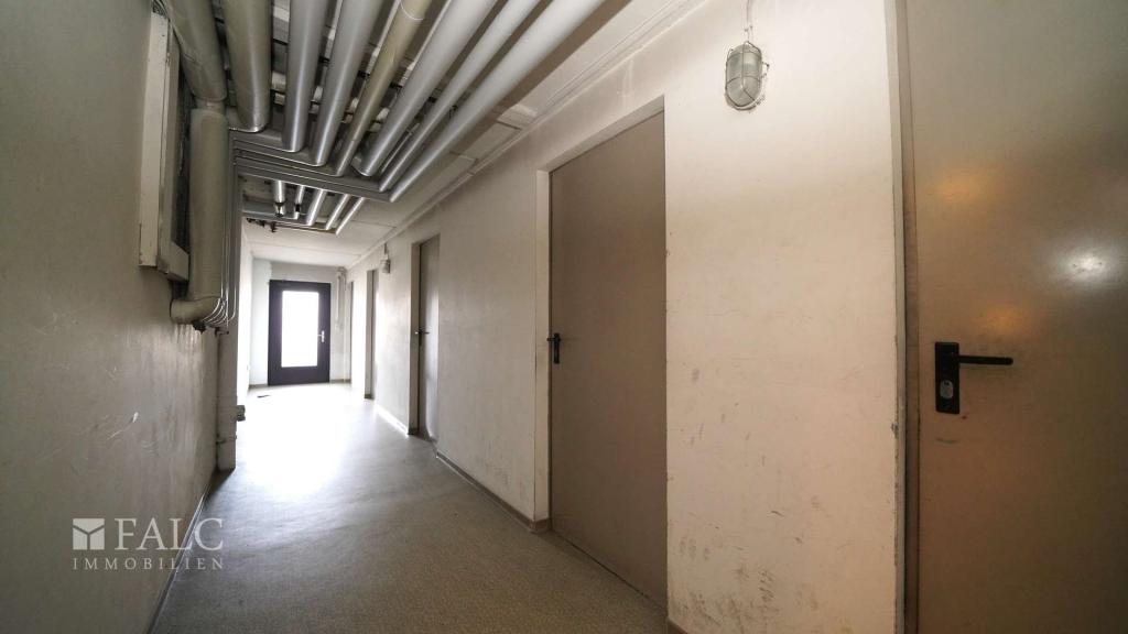 Praktischer Zugang zur Garage und zusätzlichen Stauraum