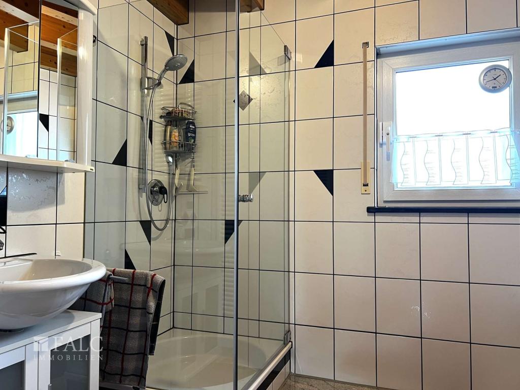 Badezimmer mit Wanne und Dusche