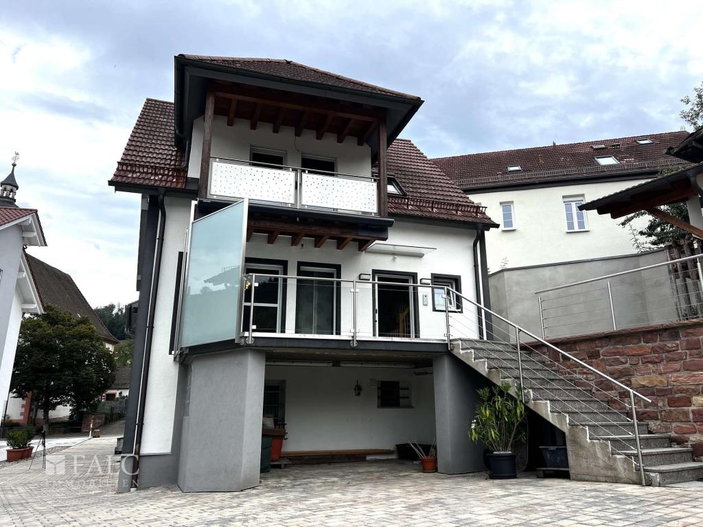 Wohnhaus mit Terrasse und Balkon