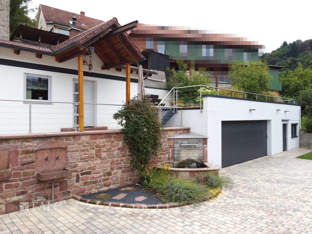 Wellnesshaus mit Brunnen und Garage