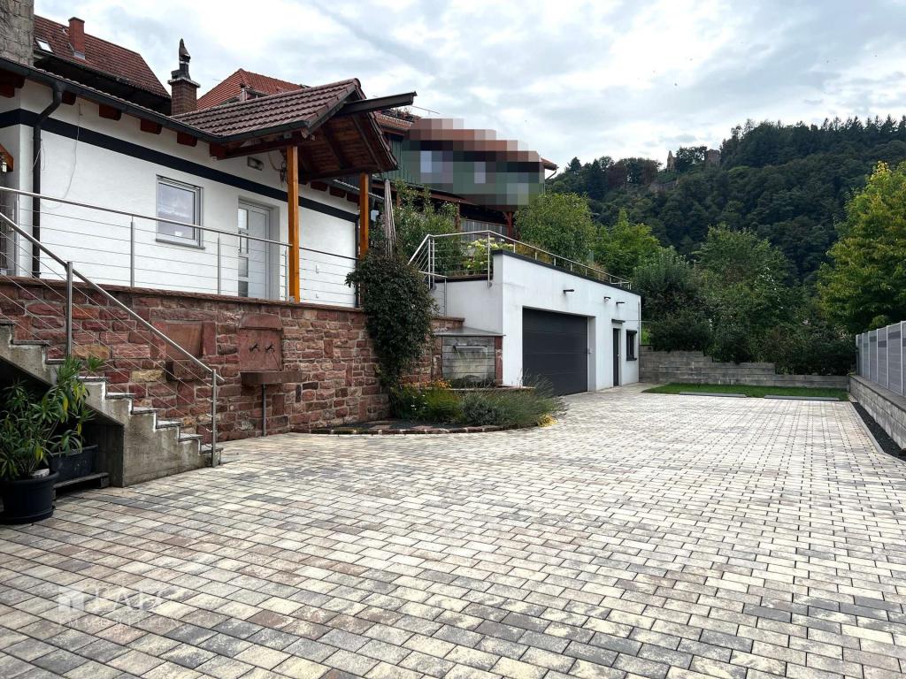 Hof mit Wellnesshaus und Garage