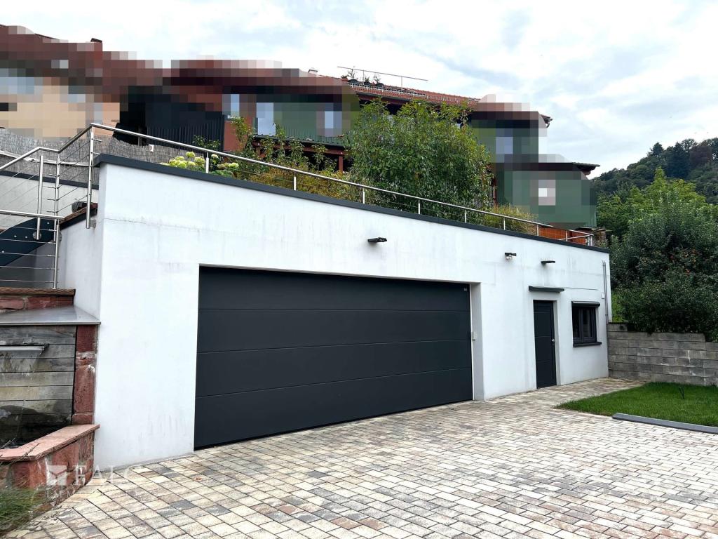 Traumhafte Doppelgarage mit Werkstatt