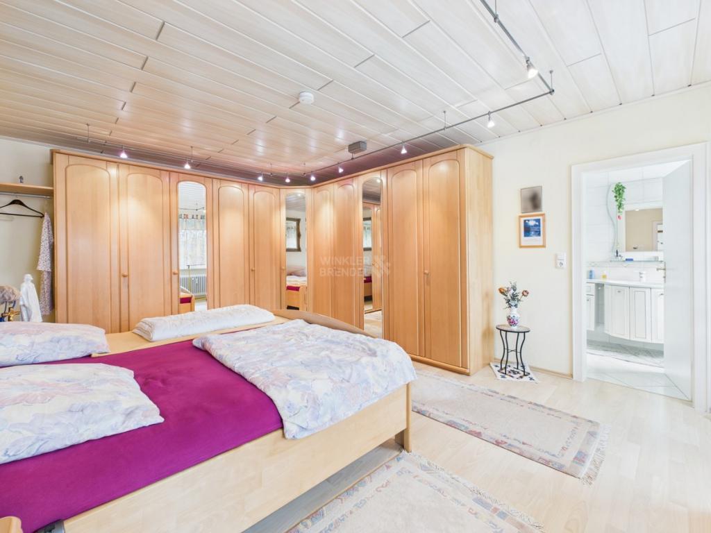 Schlafzimmer 1