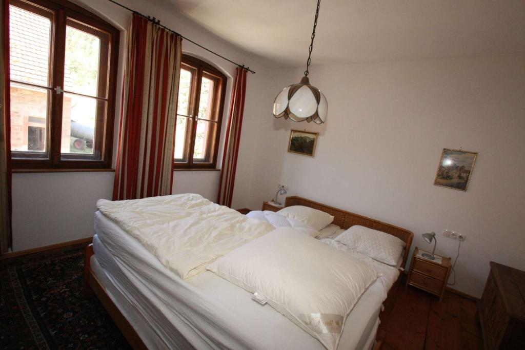 Idyllisch gelegenes Familienhaus mit Geschichte - Foto 5