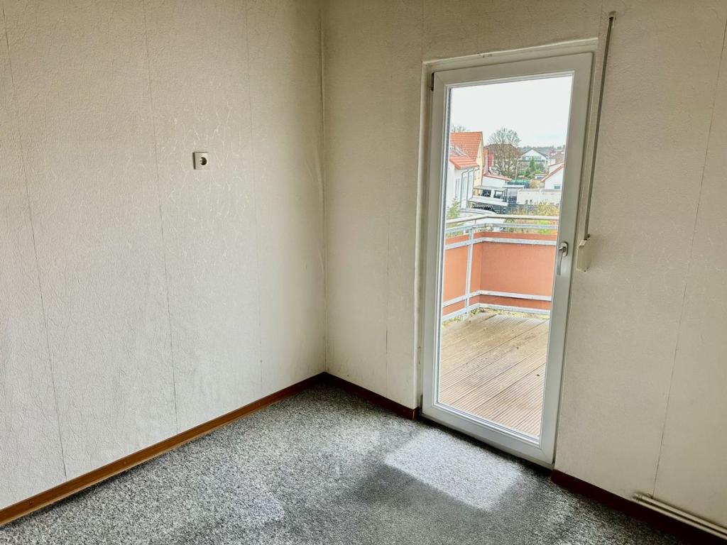 Zimmer zum Balkon