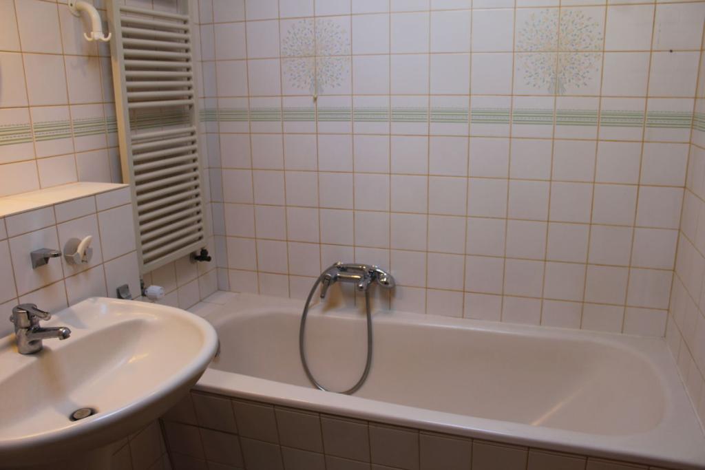 Tageslichtbad mit Wanne