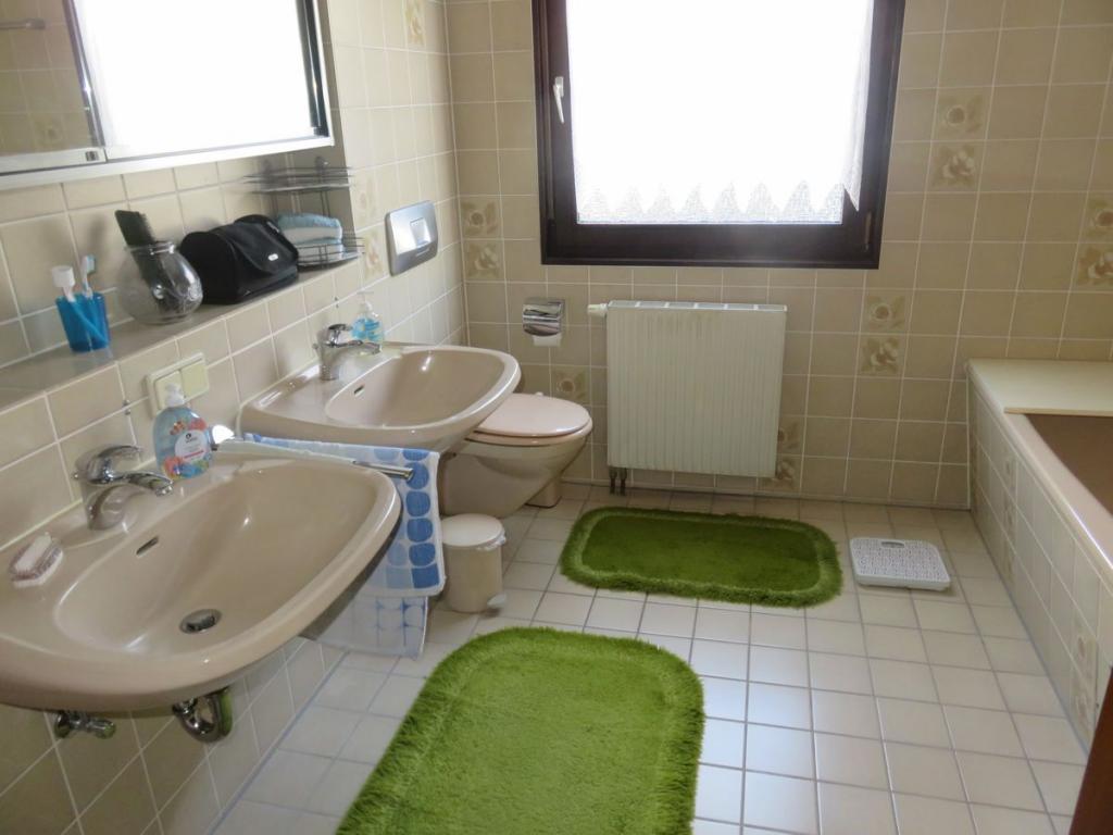 Bad mit Wanne...