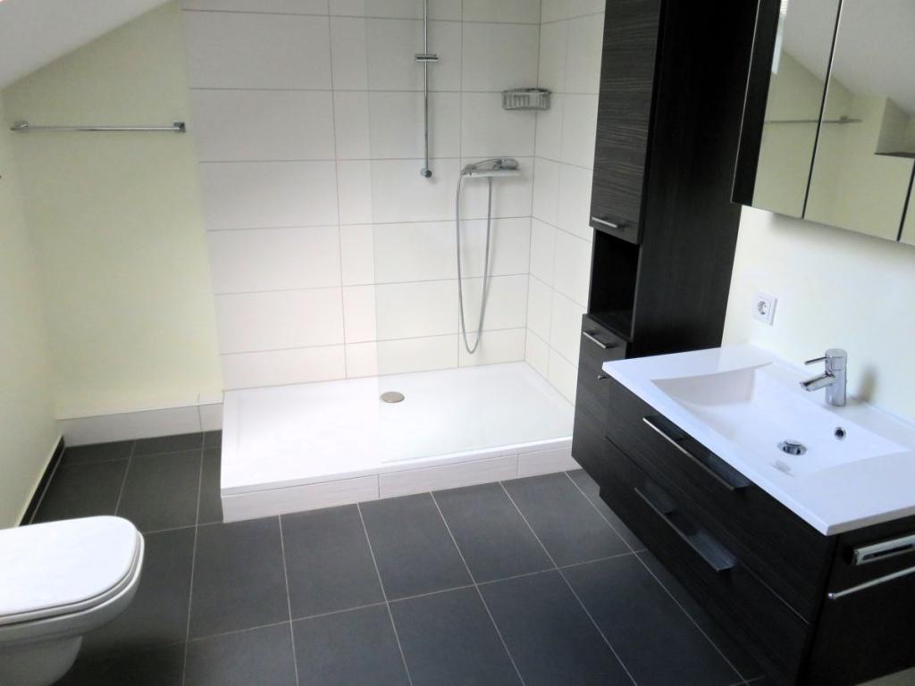 Bad mit Dusche und Whirlpool-Wanne