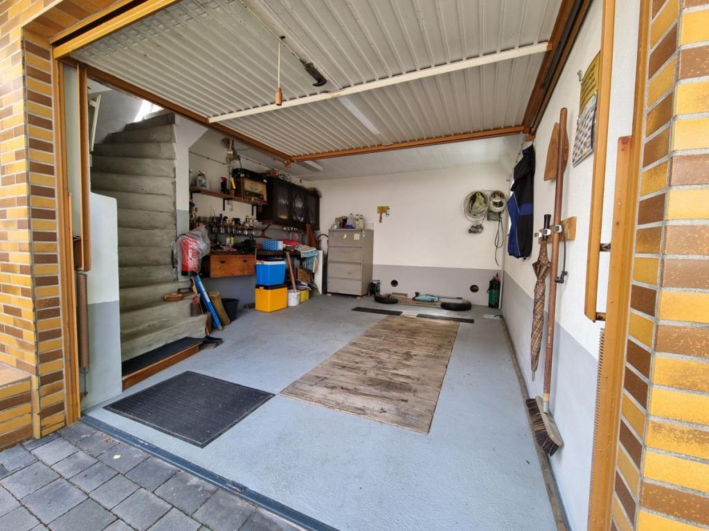 Nebengebäude mit Garage und Werkstatt 