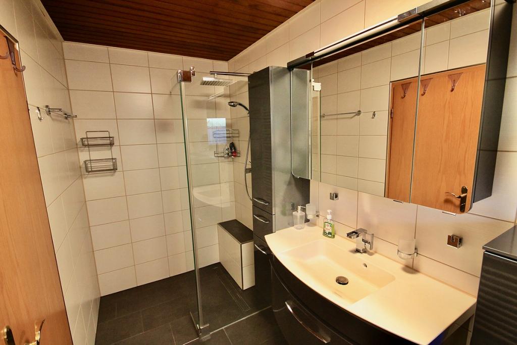 Badezimmer II (Haus links)